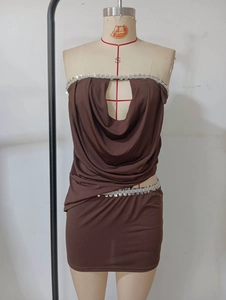 Vue détaillée de la robe dos nu marron avec découpe en U, paillettes et fronces