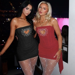 Dettaglio dello scollo a cuore con strass sul mini abito sexy in pizzo con spalline