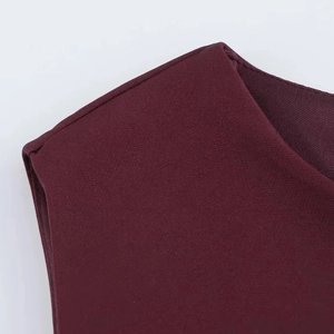 Dettaglio dell'abito senza maniche bordeaux con cuciture di qualità e trama del tessuto