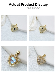Détails de quatre pendentifs cœur plaqués or avec zircons sertis et breloques main de fatma