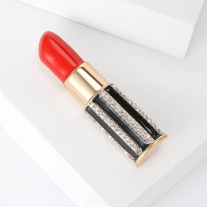 Modische Lippenstift Brosche mit rotem Emaille und Kristallen auf goldenem Metall