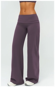 Détail de la taille haute rabattable sur un pantalon de yoga violet à jambes larges