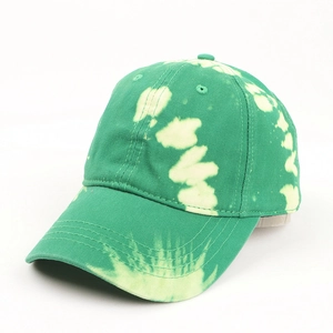 Détail de la casquette de baseball tie-dye vert et blanc en coton avec visière courbée