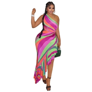 Robe moulante asymétrique à rayures colorées avec détails froncés pour l'été