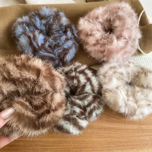 Eleganti elastici per capelli in peluche a righe in cinque colori su sfondo legno