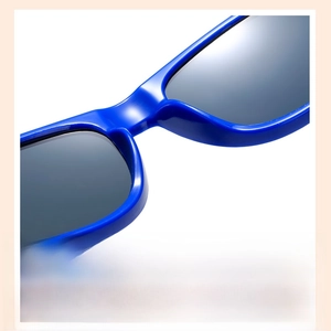 Détail macro du repose-nez intégré sur lunettes de soleil bleues pour enfants confort