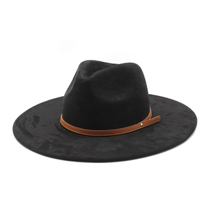 Détail du chapeau fedora noir avec bande en cuir marron et rivet en métal doré