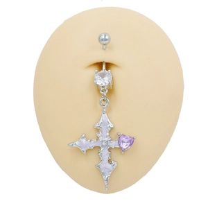 Piercing de nombril croix argentée avec émail violet et zircon cœur sur modèle