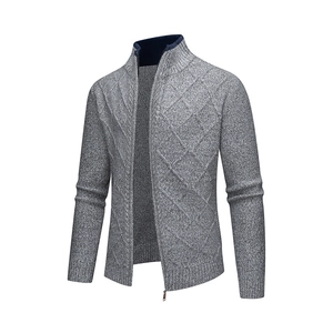 Herren Strickjacke mit Stehkragen in Grau und warmem Rautenmuster und Reißverschluss