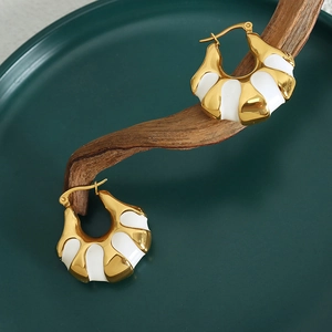 Orecchini a cerchio vintage ondulati in oro e smalto bianco per donna in stile francese