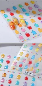 Détail des stickers ongles 5D tortues colorées avec des textures en relief mat