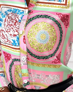 Details des Barock-Print-Hemdes mit Goldmedaillon-Mustern und Satin-Seiden-Textur