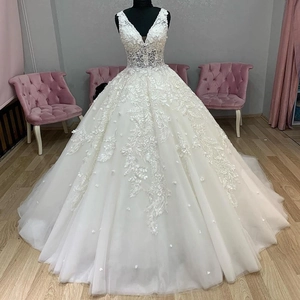 Elegante witte trouwjurk met diepe V-hals, kanten bloemendetails en een lange sleep