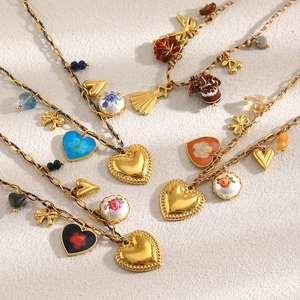 Colliers avec pendentif cœur et fleur émaillée en or 18 carats et cordon coton