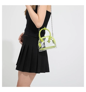 Sac à main en PU transparent avec poignées vertes et bandoulière chaîne sur modèle