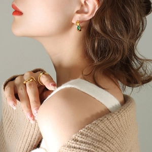 Boucles D'oreilles Créoles En C Plaqué Or 18K Acier Titane Avec Zircon Marquise Vert Émeraude Style Rétro Pour Femmes