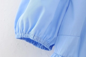 Detail der hellblauen Puffärmel-Manschette mit elastischem Gummibund an der Bluse
