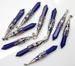 Detailweergave van zeshoekige Lapis Lazuli hangers met vintage zilveren filigraan
