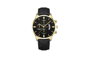 Vue macro du cadran de montre à quartz doré avec bracelet en cuir noir et dateur