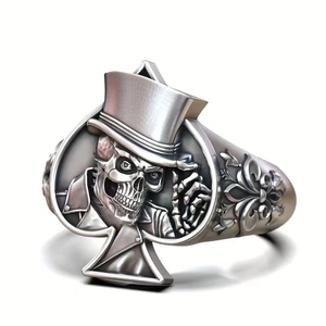 Vue macro d'une bague de style punk avec crâne et pique, gravures florales vintage