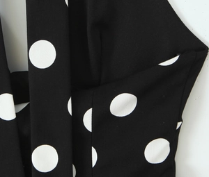 Gros plan sur la texture du tissu à pois noir et blanc montrant les détails de fibre