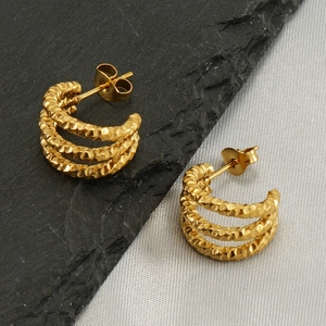 Boucles d'oreilles créoles dorées à trois couches avec texture martelée sur pierre