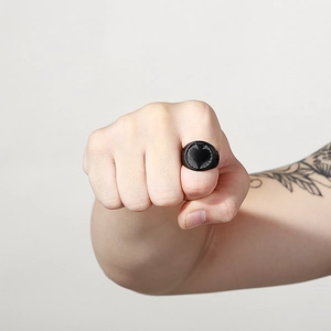 Detailaufnahme des Hip-Hop-Rock-Siegelrings mit schwarzem Herz auf einer Männerhand
