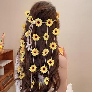 Detailansicht des böhmischen Sonnenblumen-Stirnbands mit geflochtenen Quasten und Perlen
