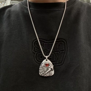 Collier pendentif aigle rétro pour homme en acier inoxydable argenté avec œil rouge