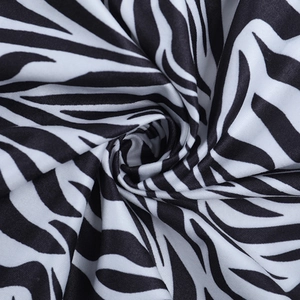 Macro d'un tissu à imprimé zèbre soyeux montrant la texture douce et les détails fluides