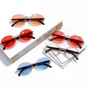 Gafas de sol ovaladas retro en rojo, naranja y azul con monturas de metal dorado