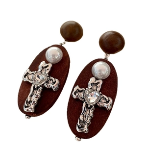 Boucles d'oreilles vintage en bois avec croix argentée, diamant cœur et perle