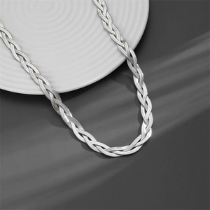Dettaglio della texture della collana intrecciata a tre fili in maglia serpente argento