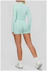 Détail d'ensemble de yoga vert menthe avec texture côtelée et couture fessier liftée