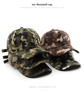 Dettaglio di cappelli da baseball in velluto a coste mimetico verde e marrone