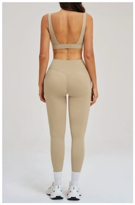 Dettaglio completo set yoga beige con top scollato e leggings a vita alta a V