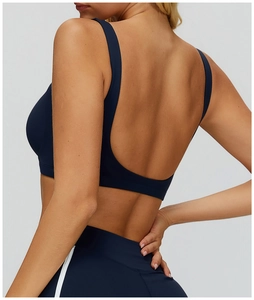 Dettaglio del reggiseno sportivo blu navy con schiena scoperta e profili bianchi