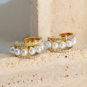 Élégantes boucles d'oreilles C en titane doré avec triple rangée de perles et cristaux