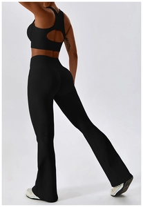Détail du pantalon de yoga évasé à taille haute noir et soutien-gorge de sport côtelé