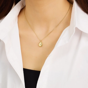 Détail du pendentif goutte d'eau plaqué or 18 carats avec petit cristal sur chaîne