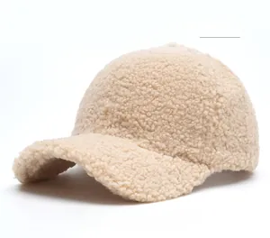 Détail de la texture polaire beige sur la casquette de baseball chaude d'automne-hiver