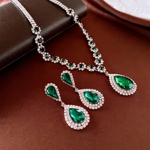 Parure de bijoux luxueuse plaqué argent avec collier et boucles d'oreilles vert émeraude
