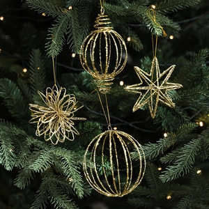 Lot de 4 ornements de Noël pailletés dorés incluant boules ajourées et étoile sur sapin