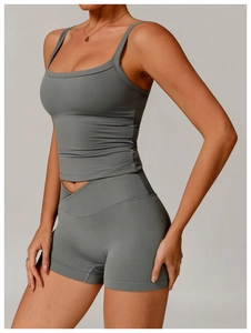 Vue latérale d'un ensemble short de yoga gris foncé et brassière sur un mannequin