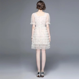 Robe courte rose clair en dentelle à volants avec manches bouffantes et dos carré