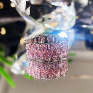 Vue détaillée d'une bague de luxe avec double rangée de zircons roses en forme de poire