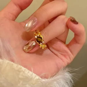 Detailansicht des 18K vergoldeten Rankenrings mit braunem Katzenauge und Zirkonia
