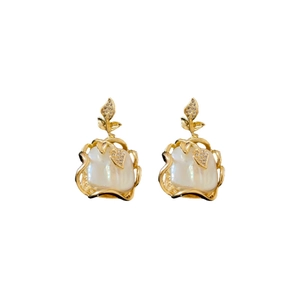 Élégantes boucles d'oreilles fleurs dorées avec perles baroques et accents de cristaux