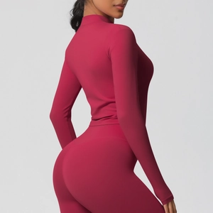 Détail d'une veste de yoga rose à séchage rapide, coupe ajustée et tissu extensible