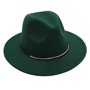 Détail du chapeau Fedora en laine vert foncé avec décoration métallique dorée sur le bord